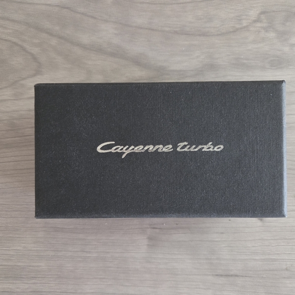 Porsche Cayenne Turbo Limited Edition 1:43 Chrome Model Car w/ Box - Picture 6 of 7